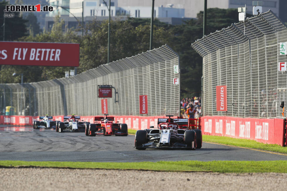 Foto zur News: Kimi Räikkönen (Alfa Romeo), Sebastian Vettel (Ferrari) und Antonio Giovinazzi (Alfa Romeo)