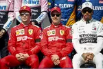 Foto zur News: Charles Leclerc (Ferrari), Sebastian Vettel (Ferrari) und Lewis Hamilton (Mercedes)