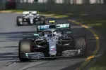 Foto zur News: Valtteri Bottas (Mercedes) und Lewis Hamilton (Mercedes)