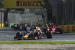 Foto zur News: Max Verstappen (Red Bull), Charles Leclerc (Ferrari) und Kevin Magnussen (Haas)