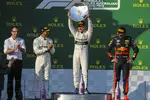 Foto zur News: Valtteri Bottas (Mercedes), Lewis Hamilton (Mercedes) und Max Verstappen (Red Bull)