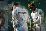 Foto zur News: Lewis Hamilton (Mercedes) und Valtteri Bottas (Mercedes)