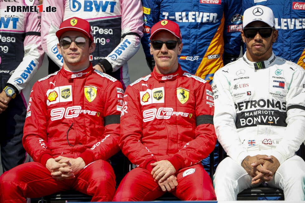 Foto zur News: Charles Leclerc (Ferrari), Sebastian Vettel (Ferrari) und Lewis Hamilton (Mercedes)