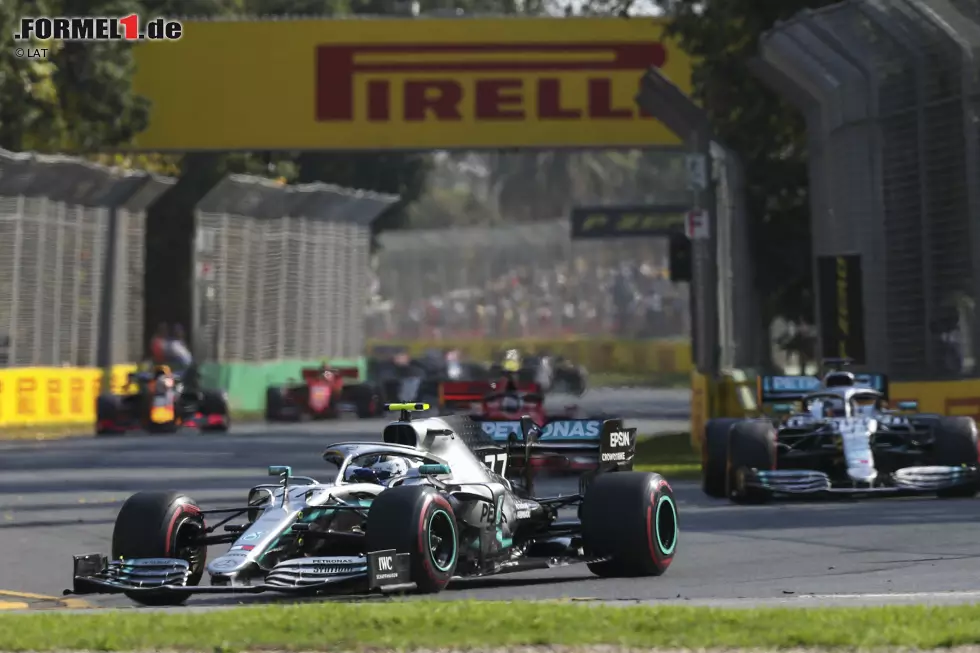 Foto zur News: Valtteri Bottas (Mercedes) und Lewis Hamilton (Mercedes)