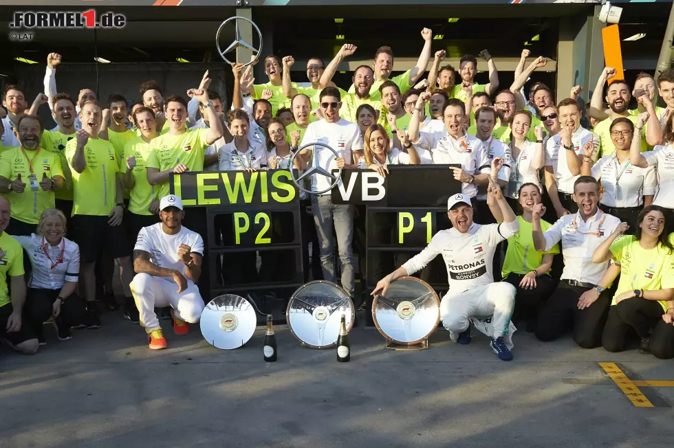 Foto zur News: Valtteri Bottas (Mercedes) und Lewis Hamilton (Mercedes)