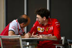 Foto zur News: Frederic Vasseur (Alfa Romeo) und Mattia Binotto (Ferrari)