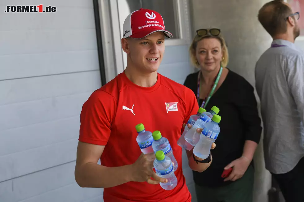 Foto zur News: Die anwesenden Journalisten werden von Schumacher persönlich mit Wasser versorgt.