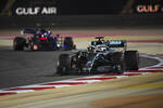 Foto zur News: Lewis Hamilton (Mercedes) und Daniil Kwjat (Toro Rosso)