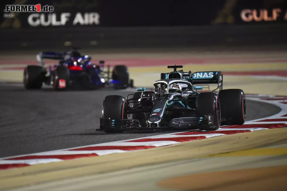 Foto zur News: Lewis Hamilton (Mercedes) und Daniil Kwjat (Toro Rosso)