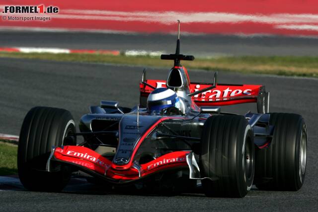Foto zur News: 2006: Mika Häkkinen nahm ganze fünf Jahre nach seinem Karriereende wieder in einem Silberpfeil Platz. Er spulte in Barcelona einige Runden im MP4-21 ab, wurde aber Letzter in der Zeitenliste.