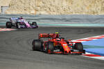Foto zur News: Charles Leclerc (Ferrari) und Sergio Perez (Racing Point)