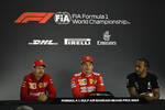 Foto zur News: Sebastian Vettel (Ferrari), Charles Leclerc (Ferrari) und Lewis Hamilton (Mercedes)