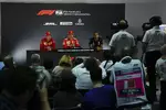 Foto zur News: Sebastian Vettel (Ferrari), Charles Leclerc (Ferrari) und Lewis Hamilton (Mercedes)