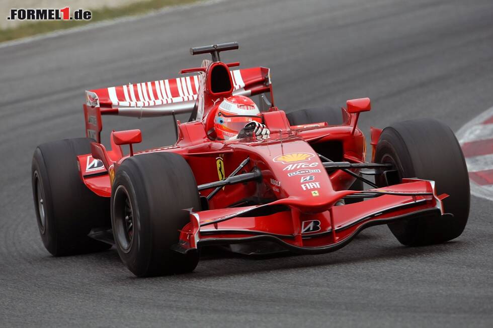 Foto zur News: 2007 &amp;amp; 2008: Michael Schumacher stieg nach seinem Rücktritt 2006 bereits ein Jahr später wieder in den Ferrari und testete den F2007 und F2008. Sein Comeback sollte er 2010 allerdings in Silber geben.