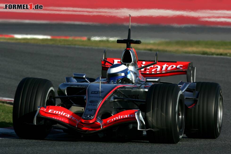 Foto zur News: 2006: Mika Häkkinen nahm ganze fünf Jahre nach seinem Karriereende wieder in einem Silberpfeil Platz. Er spulte in Barcelona einige Runden im MP4-21 ab, wurde aber Letzter in der Zeitenliste.