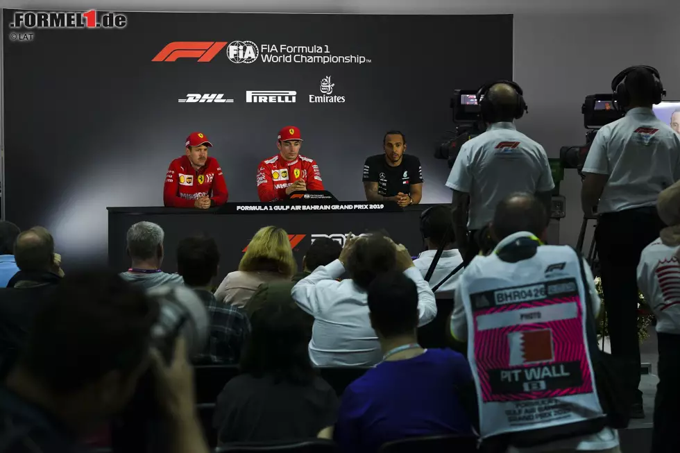 Foto zur News: Sebastian Vettel (Ferrari), Charles Leclerc (Ferrari) und Lewis Hamilton (Mercedes)