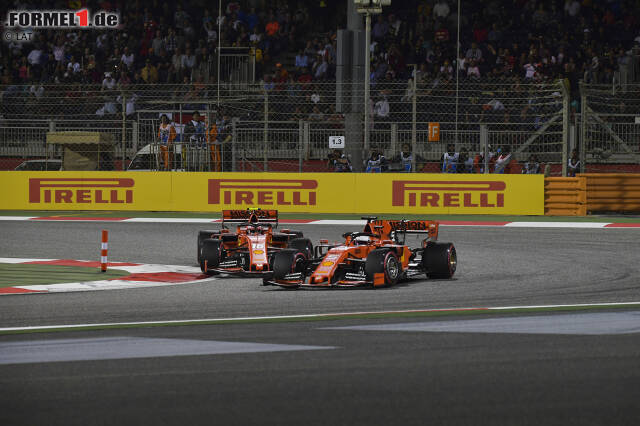 Foto zur News: In der Situation kann sich Vettel noch verteidigen, ...