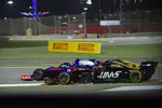 Foto zur News: Pierre Gasly (Red Bull) und Kevin Magnussen (Haas)