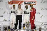 Foto zur News: Valtteri Bottas (Mercedes), Lewis Hamilton (Mercedes) und Charles Leclerc (Ferrari)