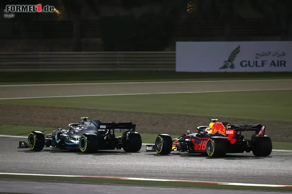 Foto zur News: Valtteri Bottas (Mercedes) und Max Verstappen (Red Bull)