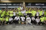 Foto zur News: Lewis Hamilton (Mercedes), Valtteri Bottas (Mercedes) und Toto Wolff