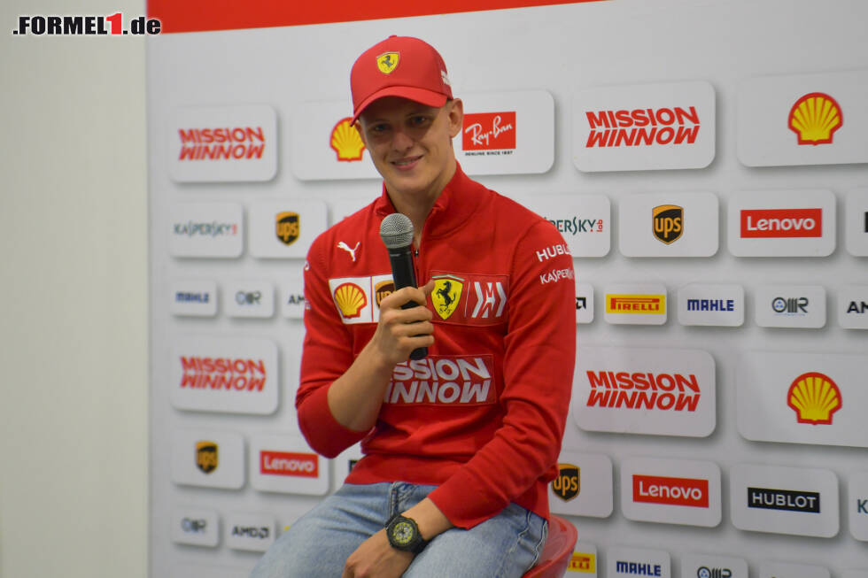 Foto zur News: Ein breites Grinsen: Mick Schumacher strahlt nach seinem ersten Formel-1-Test. Die besten Fotos von Micks erstem Testtag jetzt zum Durchklicken!