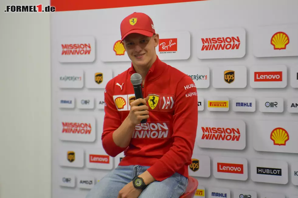 Foto zur News: Ein breites Grinsen: Mick Schumacher strahlt nach seinem ersten Formel-1-Test. Die besten Fotos von Micks erstem Testtag jetzt zum Durchklicken!