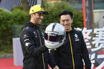 Foto zur News: Daniel Ricciardo (Renault) und Guanyu Zhou