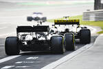 Foto zur News: Daniel Ricciardo (Renault) und Lewis Hamilton (Mercedes)