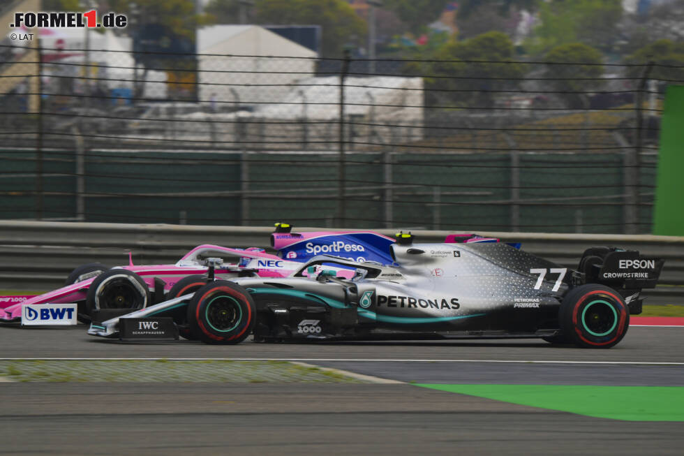 Foto zur News: Valtteri Bottas (Mercedes) und Lance Stroll (Racing Point)