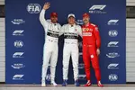 Foto zur News: Lewis Hamilton (Mercedes), Valtteri Bottas (Mercedes) und Sebastian Vettel (Ferrari)