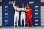 Foto zur News: Lewis Hamilton (Mercedes), Valtteri Bottas (Mercedes) und Sebastian Vettel (Ferrari)