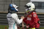 Foto zur News: Sebastian Vettel (Ferrari) und Valtteri Bottas (Mercedes)