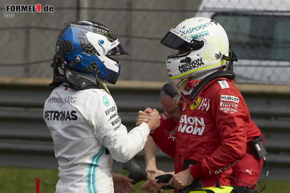 Foto zur News: Sebastian Vettel (Ferrari) und Valtteri Bottas (Mercedes)