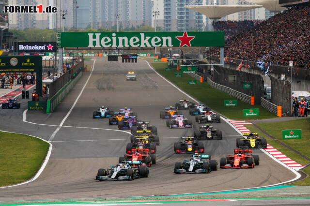 Foto zur News: Am Start hat Leclerc das bessere Ende für sich. Er kommt zwar schlechter weg, Vettel muss aber vom Gas gehen, ...