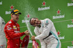Foto zur News: Sebastian Vettel (Ferrari) und Lewis Hamilton (Mercedes)