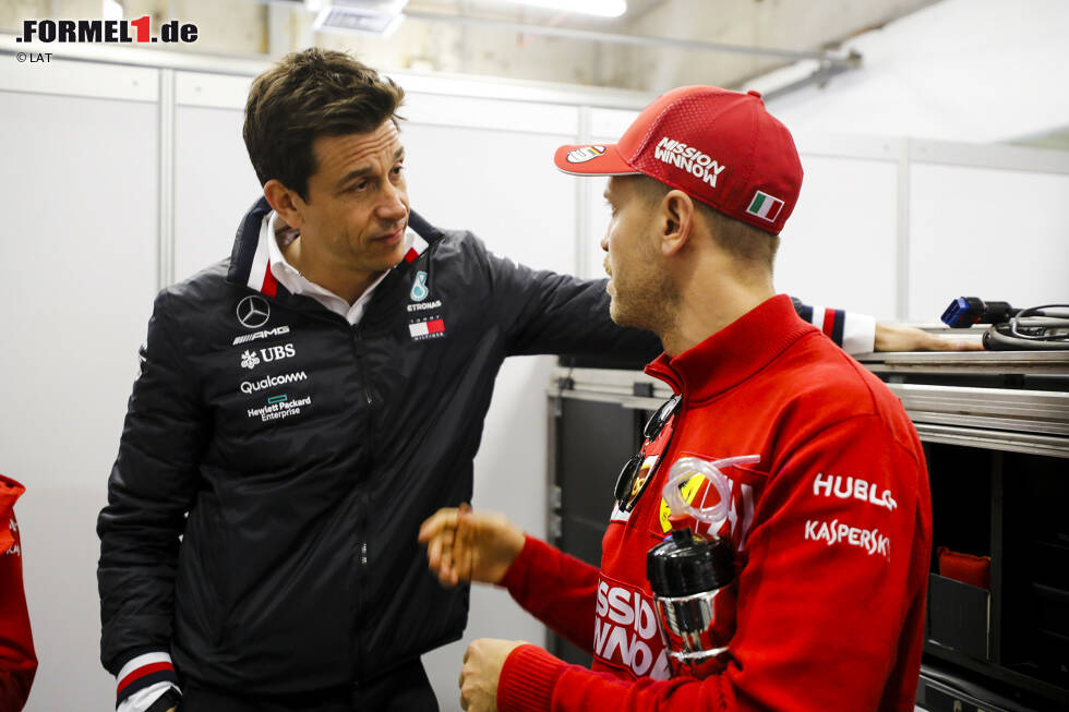Foto zur News: Toto Wolff und Sebastian Vettel (Ferrari)