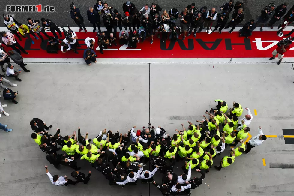 Foto zur News: Lewis Hamilton (Mercedes) und Valtteri Bottas (Mercedes)