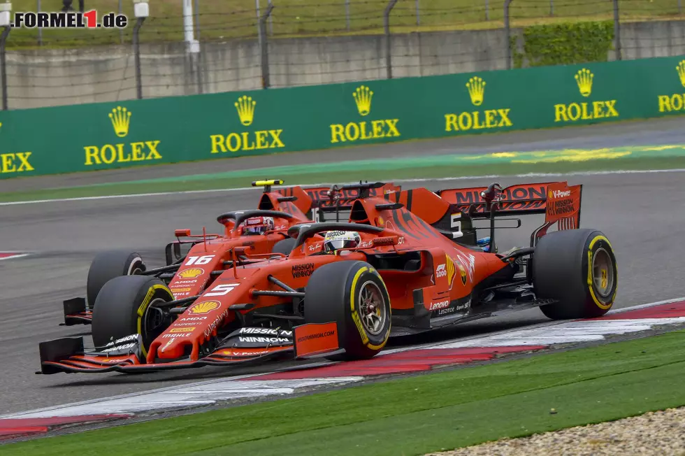 Foto zur News: Sebastian Vettel geht in Schanghai per Teamorder an Charles Leclerc vorbei. Die Highlights des Zwists jetzt durchklicken!