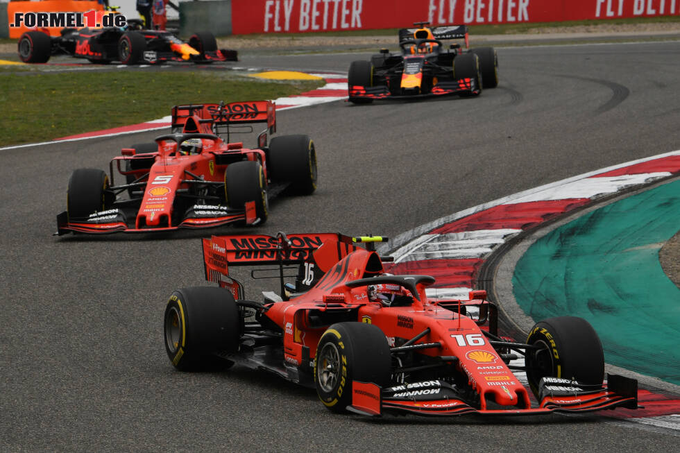 Foto zur News: In China wurde Leclerc früh angewiesen, Vettel überholen zu lassen.