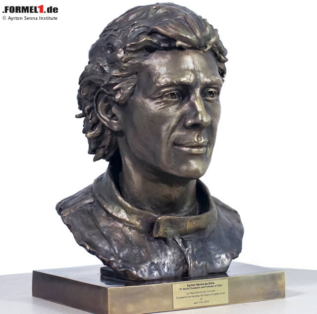Foto zur News: Die Skulptur von Ayrton Senna wird am Mittwoch dem Papst übergeben