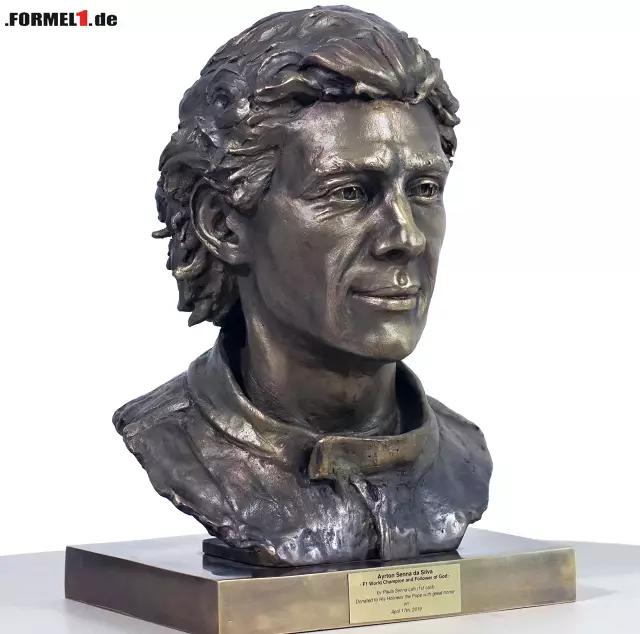 Foto zur News: Die Skulptur von Ayrton Senna wird am Mittwoch dem Papst übergeben