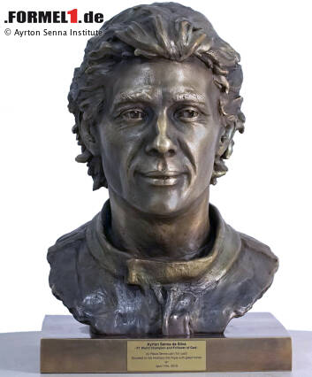 Foto zur News: Die Skulptur von Ayrton Senna wird am Mittwoch dem Papst übergeben
