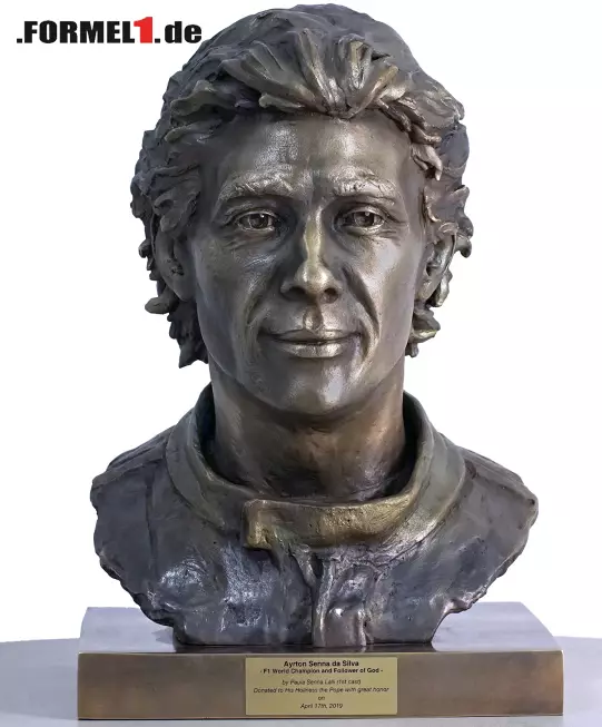 Foto zur News: Die Skulptur von Ayrton Senna wird am Mittwoch dem Papst übergeben