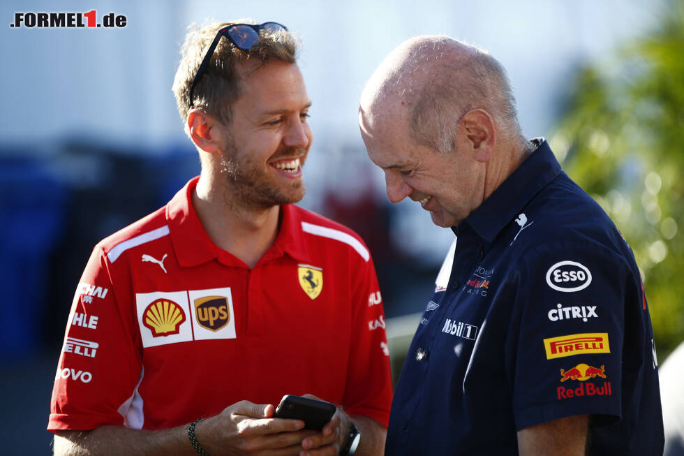 Foto zur News: Manchmal ist ein Smartphone doch ganz praktisch: Vettel amüsiert sich mit Red-Bull-Designer Adrian Newey - worüber nur?