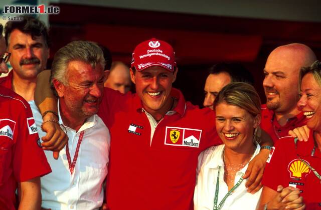 Foto zur News: Da war die Welt noch in Ordnung: "Team Schumacher" in Ungarn 2001. Jetzt führt Mick das Vermächtnis fort. Jetzt durch die schönsten Bilder seines ersten Ferrari-Tests klicken!