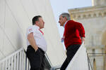 Foto zur News: Zak Brown und Carlos Sainz (McLaren)