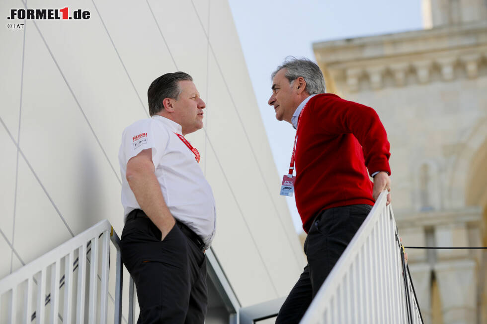 Foto zur News: Zak Brown und Carlos Sainz (McLaren)