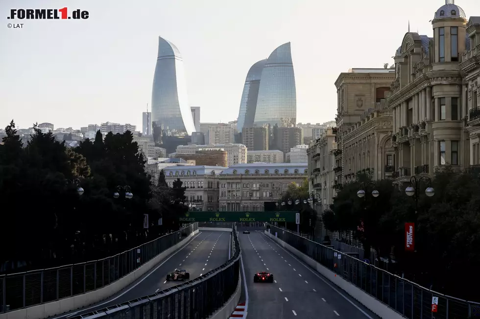 Foto zur News: Carlos Sainz (McLaren) und Max Verstappen (Red Bull)