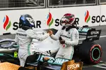 Foto zur News: Valtteri Bottas (Mercedes) und Lewis Hamilton (Mercedes)